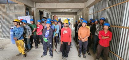 निमार्ण श्रमिकहरु कार्यस्थलमा अपनाउनु पर्ने सावधानी र व्यक्तिगत सुरक्षाबारे जानकारी लिँदै, निर्माणाधीन भवन परिसर बनेश्वर काठमाडौं । item-thumbnail